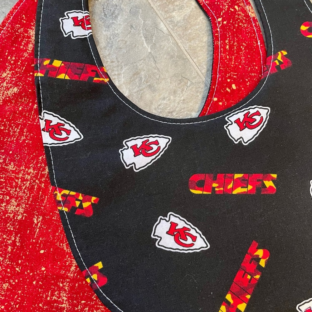 Kansas City Chiefs Football Bib, 100% Cotton, Reversible - Picture 3 of 4